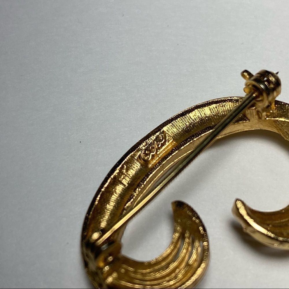 *Coro* Vintage Stamped Gold-tone Brooches - Picture 3 of 5